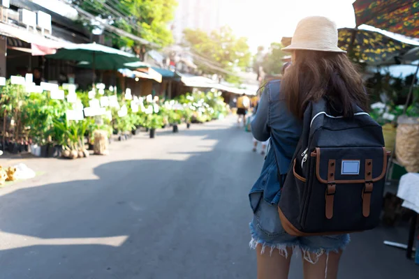 Femme asiatique avec sac à dos pour Voyage — Photo