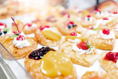 Bir rafta satmak için Tatlı fırın