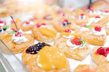 Bir rafta satmak için Tatlı fırın