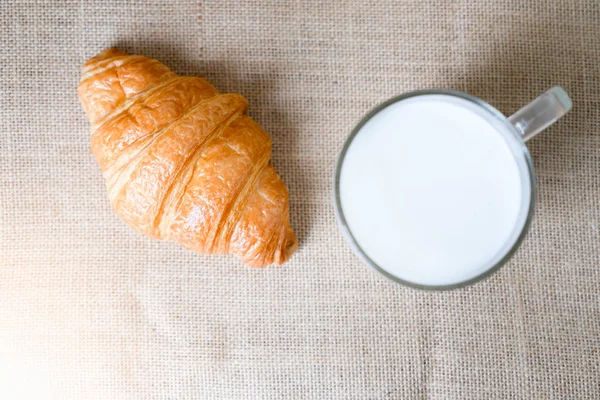 Круассаны и молоко на столе. Концепция "еда за завтрак" — стоковое фото