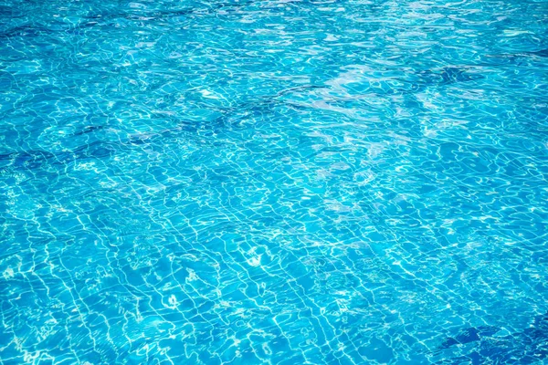 Água azul texturizada na piscina — Fotografia de Stock