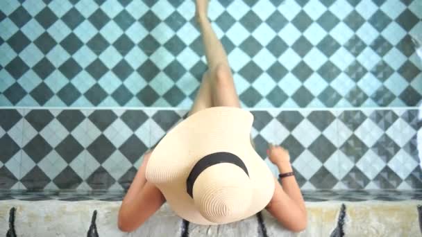 スイミング プールで女性のビキニを着て麦わら帽子 — ストック動画