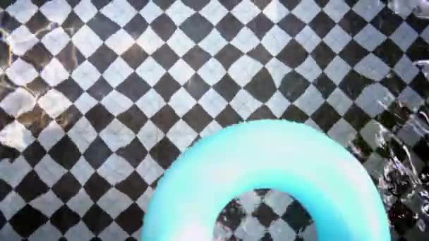 游泳池中的橡胶圈 — 图库视频影像
