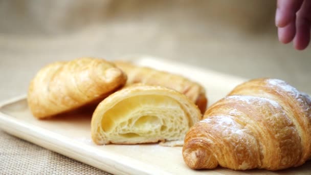 Croissant Raccolta Mano Colazione — Video Stock