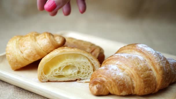 Croissant Mão Escolher Para Café Manhã — Vídeo de Stock