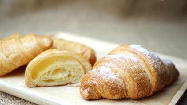 Hand Plockning Croissant Till Frukost — Stockvideo