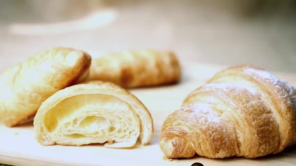 Chocoladesaus Croissant Gieten — Stockvideo