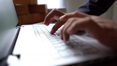 El erkek online çalışma için dizüstü bilgisayarda yazma