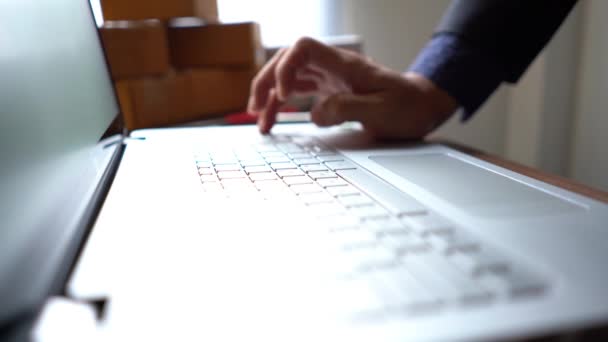 Mano Masculina Escribiendo Ordenador Portátil Para Trabajar Línea — Vídeos de Stock