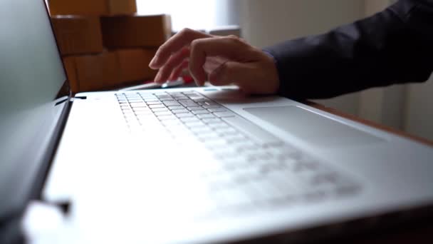 Ręka Mężczyzna Wpisując Laptopa Pracy Online — Wideo stockowe