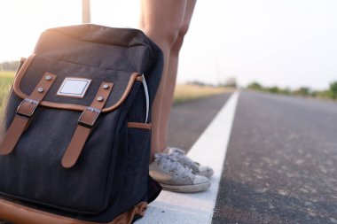 Seyahat ve sırt çantası yol kenarında duruyor. Seyahat konsepti.