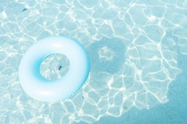 Havuzda kauçuk halka