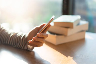 Online kavramı alışveriş için Smartphone kullanarak eller erkek.