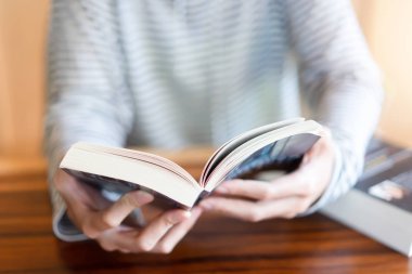 El tutma ve evde bir kitap okumak