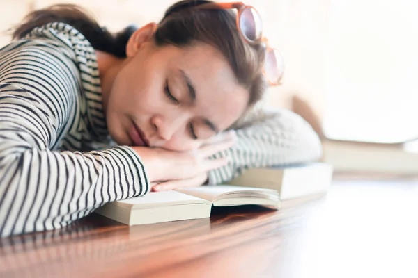 Femme dormant après avoir lu un livre — Photo