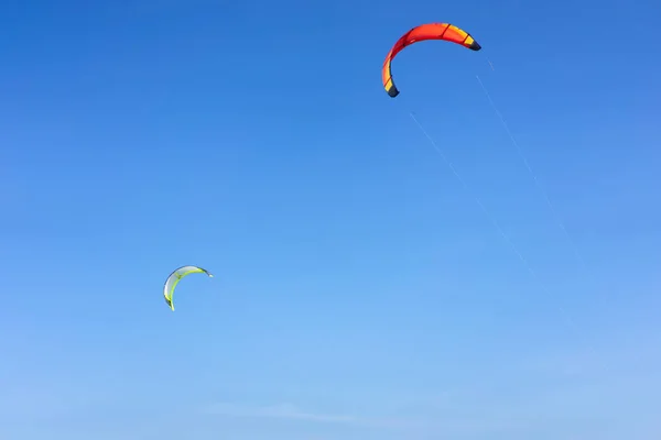 Kitesurfen bei blauem Himmel. Sommerferienkonzept — Stockfoto