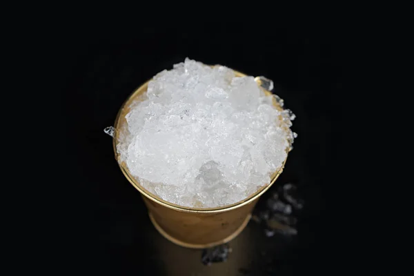 Ведро со льдом на черном фоне — стоковое фото