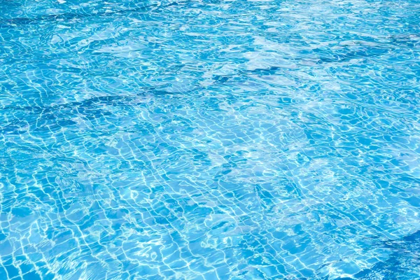Texturiertes blaues Wasser im Pool — Stockfoto