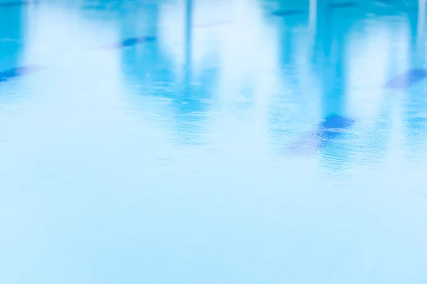 Água azul texturizada na piscina — Fotografia de Stock