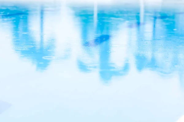 Texturiertes blaues Wasser im Pool — Stockfoto