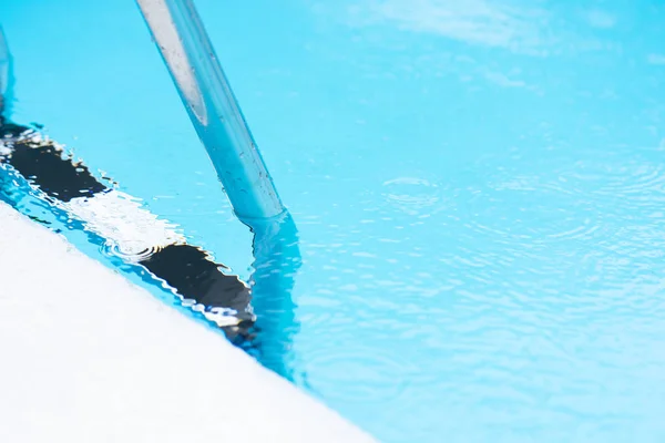 Pegue barras de aço inoxidável na piscina — Fotografia de Stock