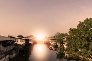 Şehirde nehir ile gün batımı
