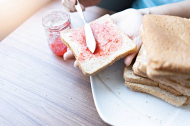 Masada yığın ekmek ile Reçel çilek