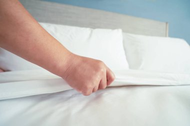 Beyaz çarşaf Oda otel el kurmak