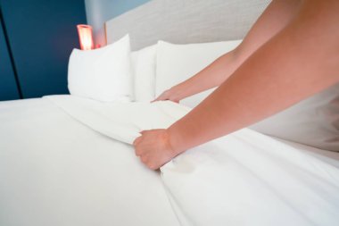 Beyaz çarşaf Oda otel el kurmak