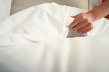 Beyaz çarşaf Oda otel el kurmak