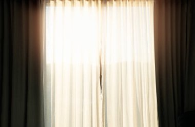 Sabah pencerede perde.