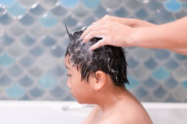 Küçük çocuk mutlu duş banyo