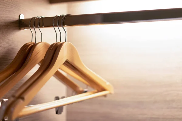 Houten garderobe met Hanger op rail in wandeling in design kast — Stockfoto