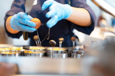 Şef kahvaltıda kızarmış yumurta yapıyor..