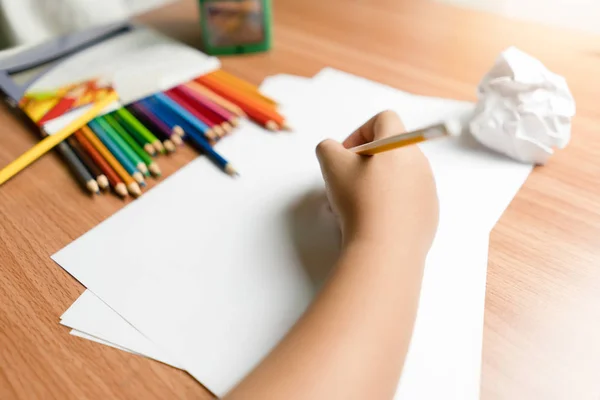 Pequeña mano de niño escribiendo en papel — Foto de Stock