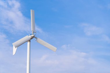 Mavi gökyüzü arkaplanlı rüzgar türbini