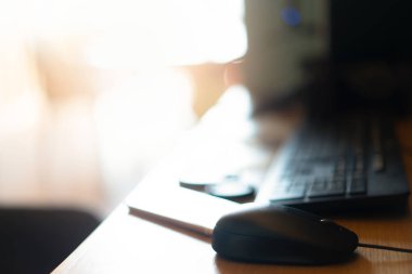 Masanın üstünde bilgisayar fare