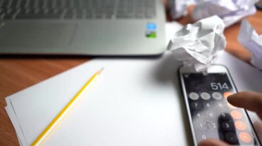 Küçük işletmeler için hesap makinesi için akıllı telefon kullanma eli