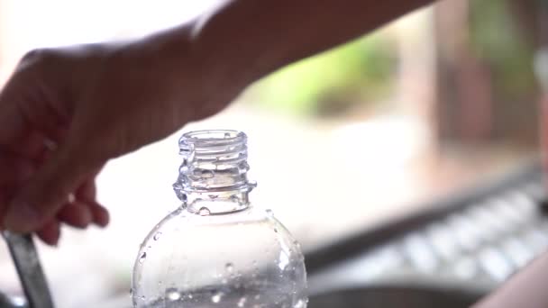 Eau Libre Dans Bouteille — Video