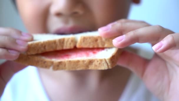 Küçük Çocuk Kahvaltıda Reçel Ile Ekmek Yiyor — Stok video