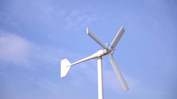 Turbina Eólica Con Fondo Cielo Azul — Vídeo de stock