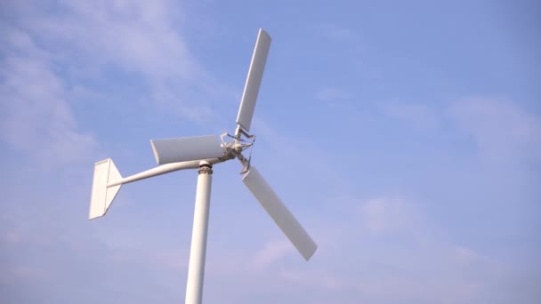 Windturbine Met Blauwe Lucht Achtergrond — Stockvideo