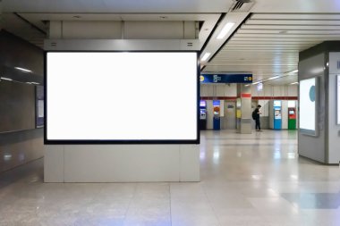 Metroda reklam veya harita için boş reklam panosu