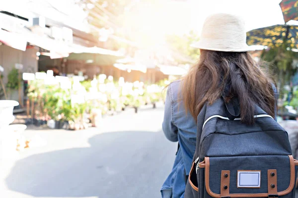 Femme asiatique avec sac à dos pour Voyage — Photo