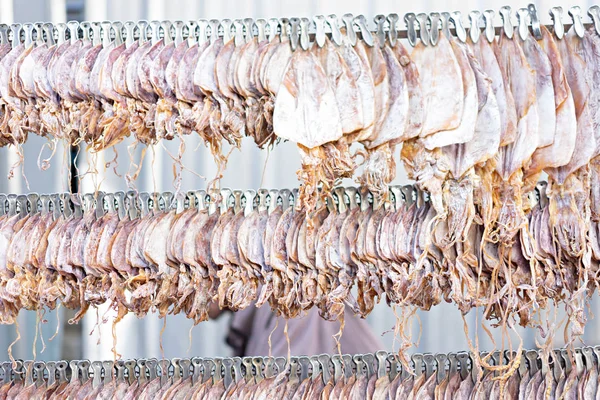 말린 오징어. 길거리 음식 컨셉 — 스톡 사진