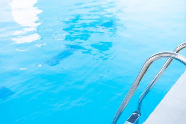 Havuzda paslanmaz çubukları tut