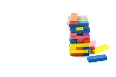 İzole edilmiş beyaz arkaplanda tahta blok oyuncağı.