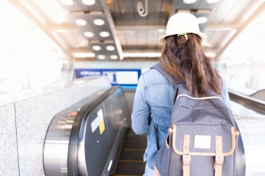 Gezgin sırt çantasında kavramı ile seyahat şehir.