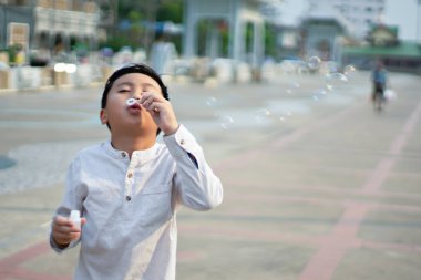 Bulanık Küçük çocuk oyun kabarcık topu