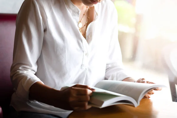 Hand met een boek thuis — Stockfoto